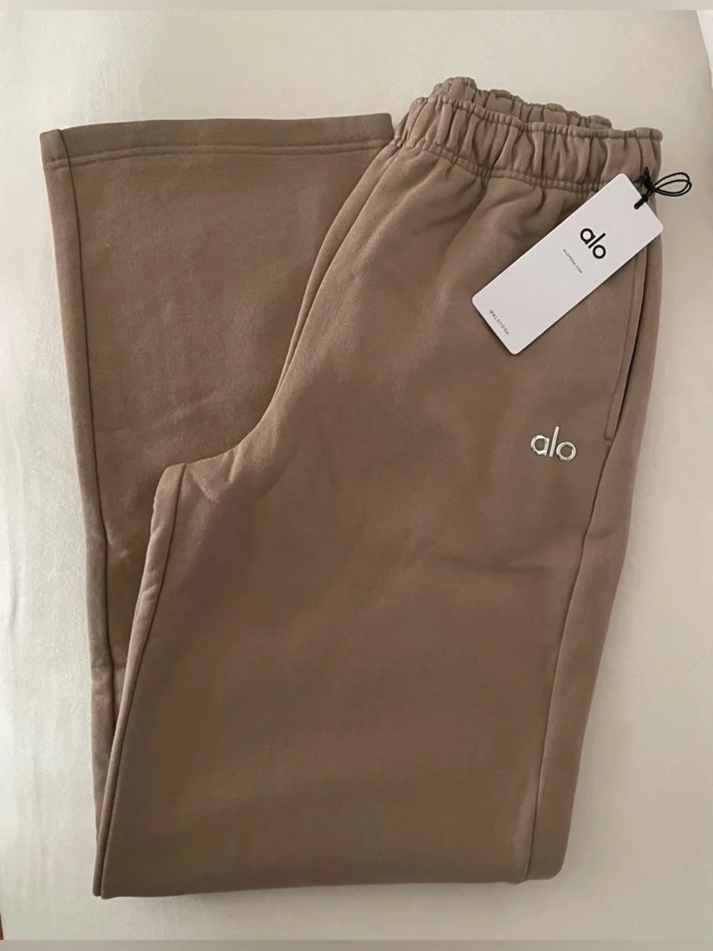 ALO Yoga NWT Accolade Straight Leg Sweatpants Gravel Size M